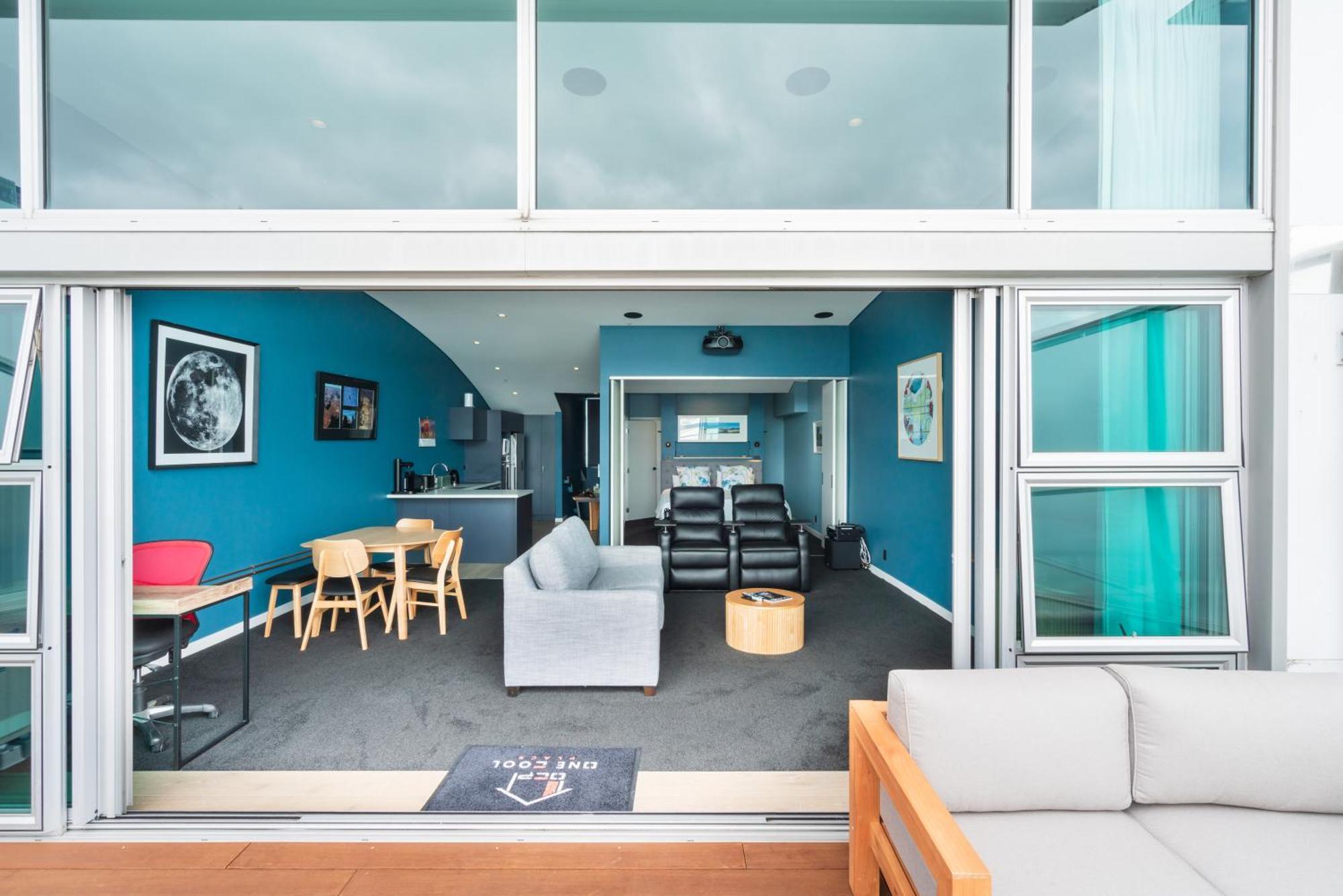 Penthouse With Stunning Harbour Views *