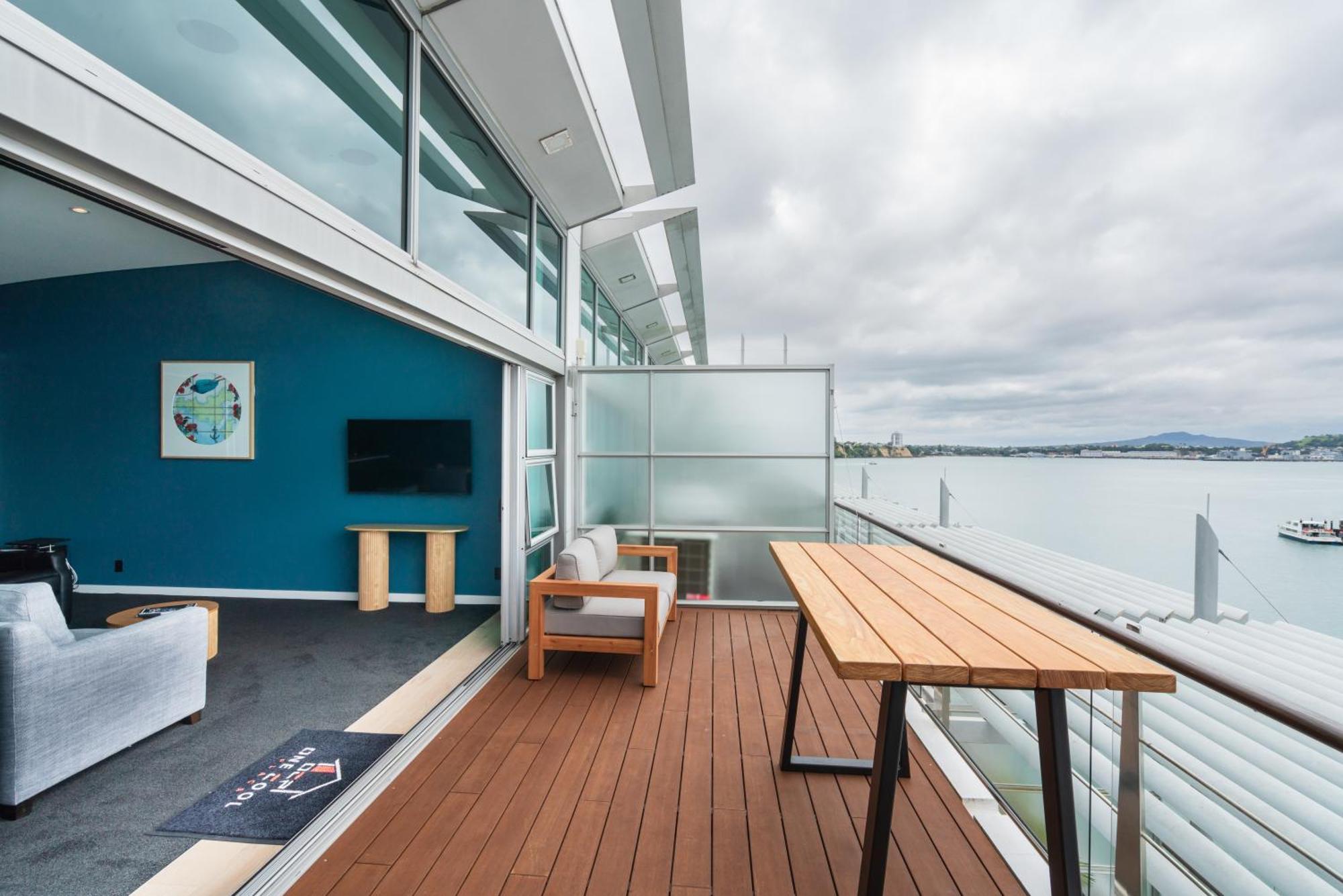 Penthouse With Stunning Harbour Views Apartment *
