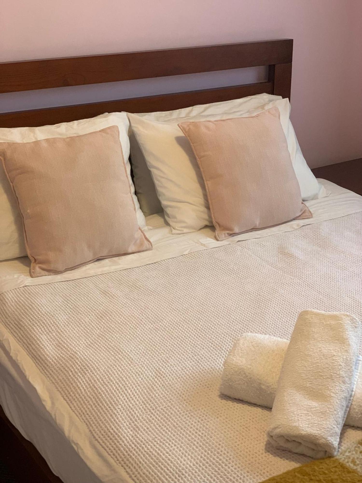 Double Bed & Breakfast *