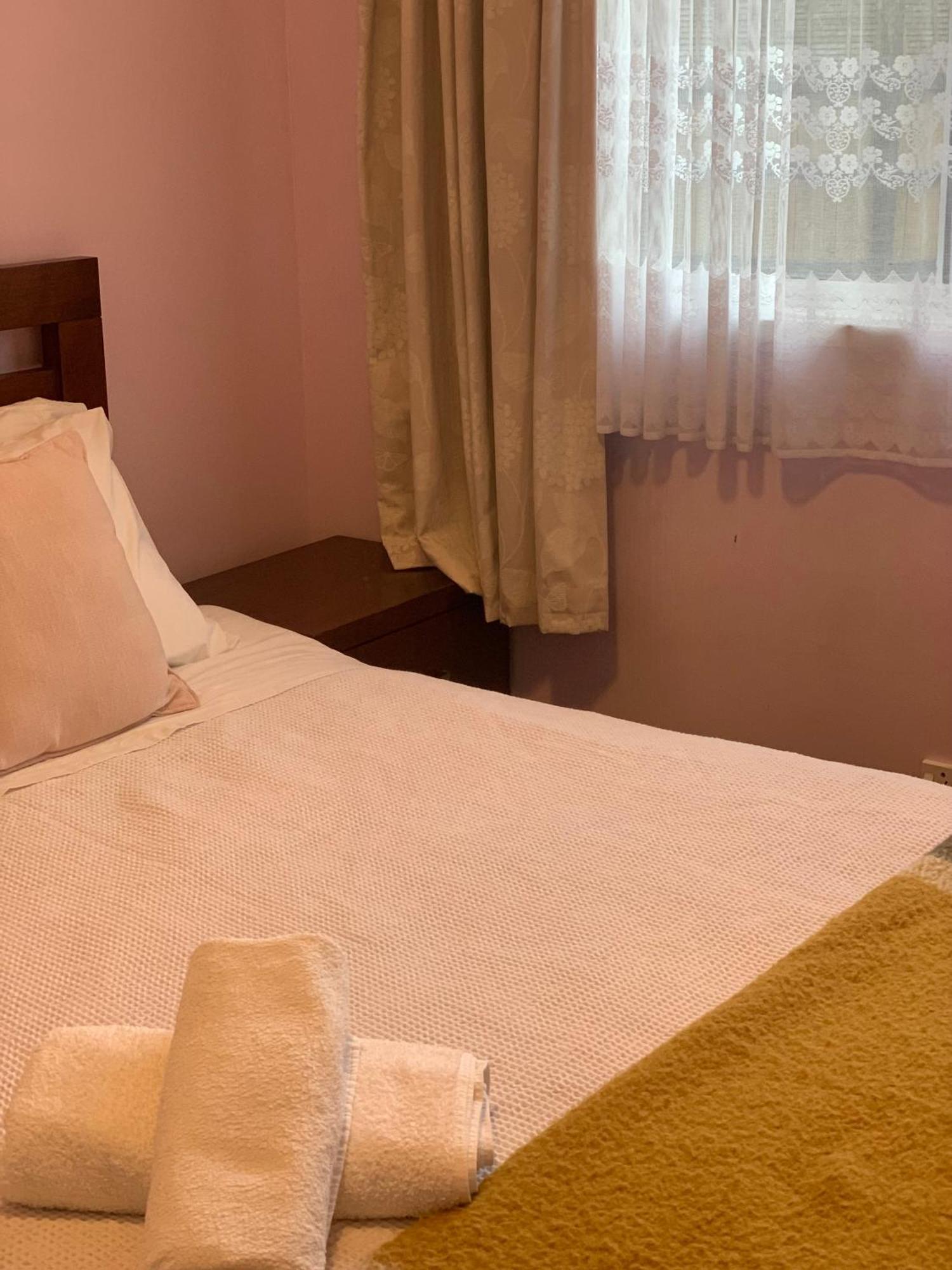 Double Bed & Breakfast *