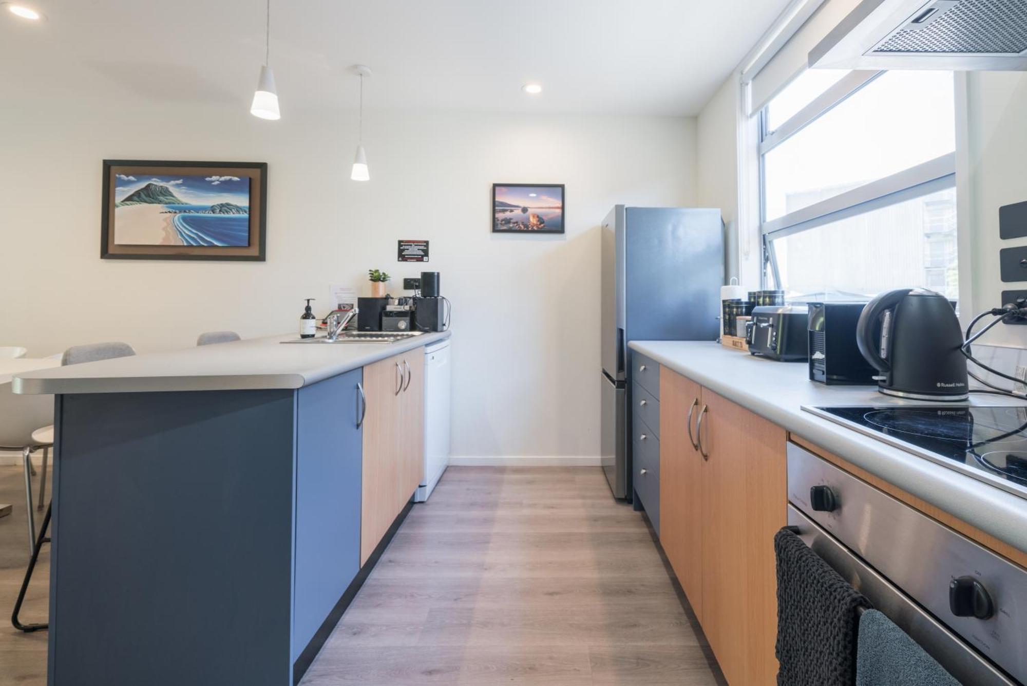 Spacious Near Cbd Pool Parking 3br Auckland