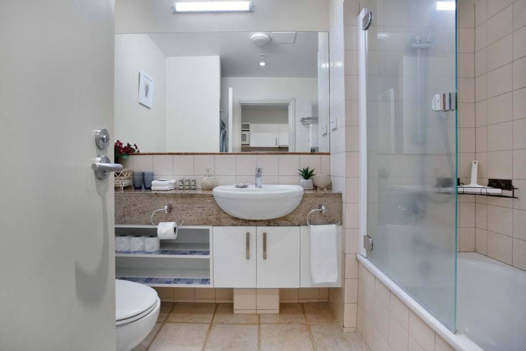 Deluxe Centre Hot Tub Heated Swimming Pool Apartment