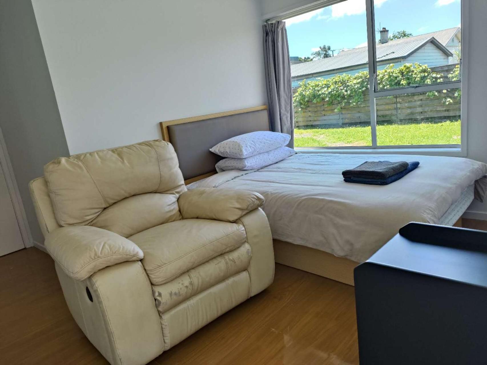 Small 2-bedroom Flat At Rangiatea Road, Epsom, Guest house Auckland