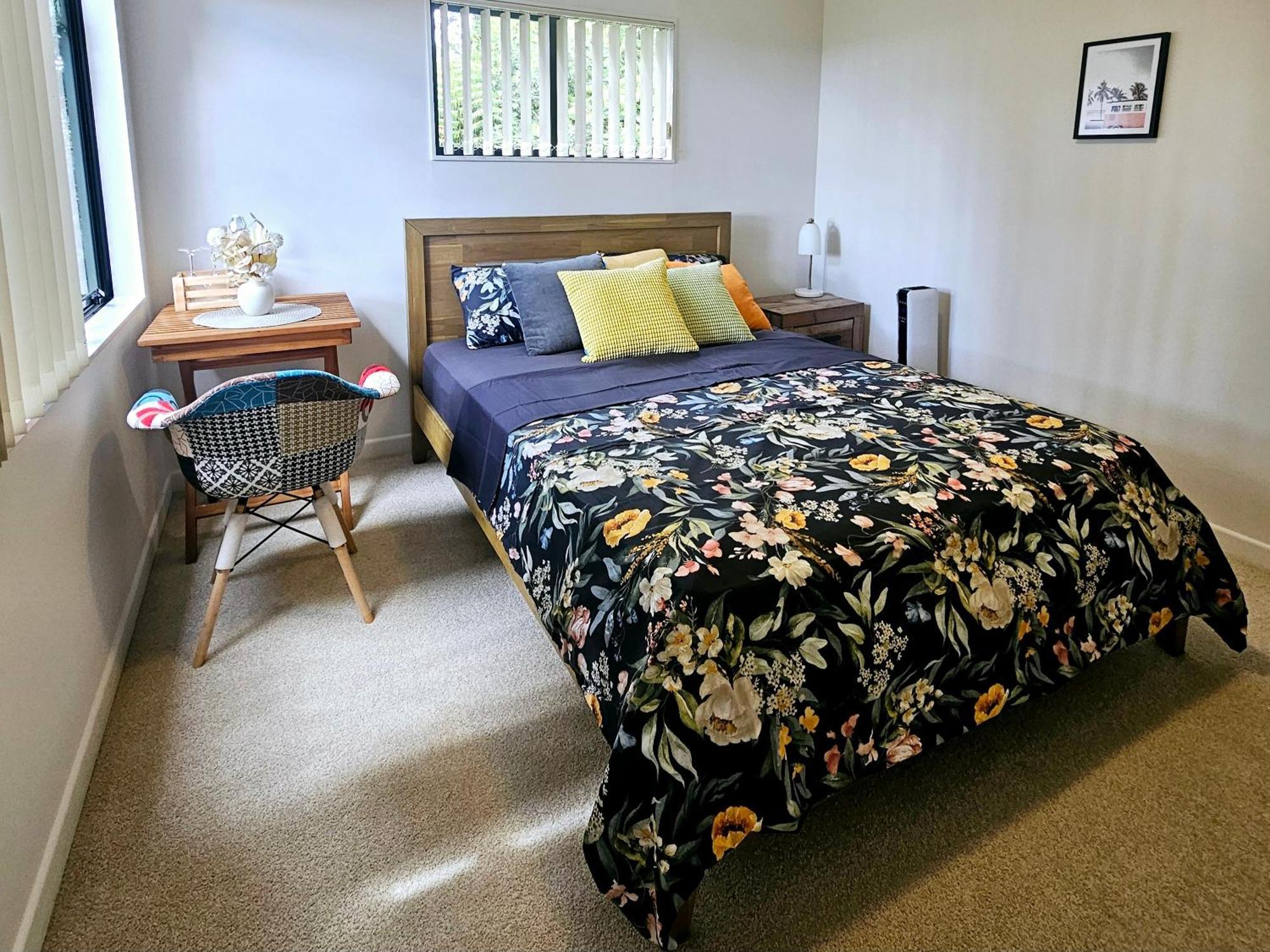 Nestled In The Woods Out West - Private Queen Bed And Bath Homestay
