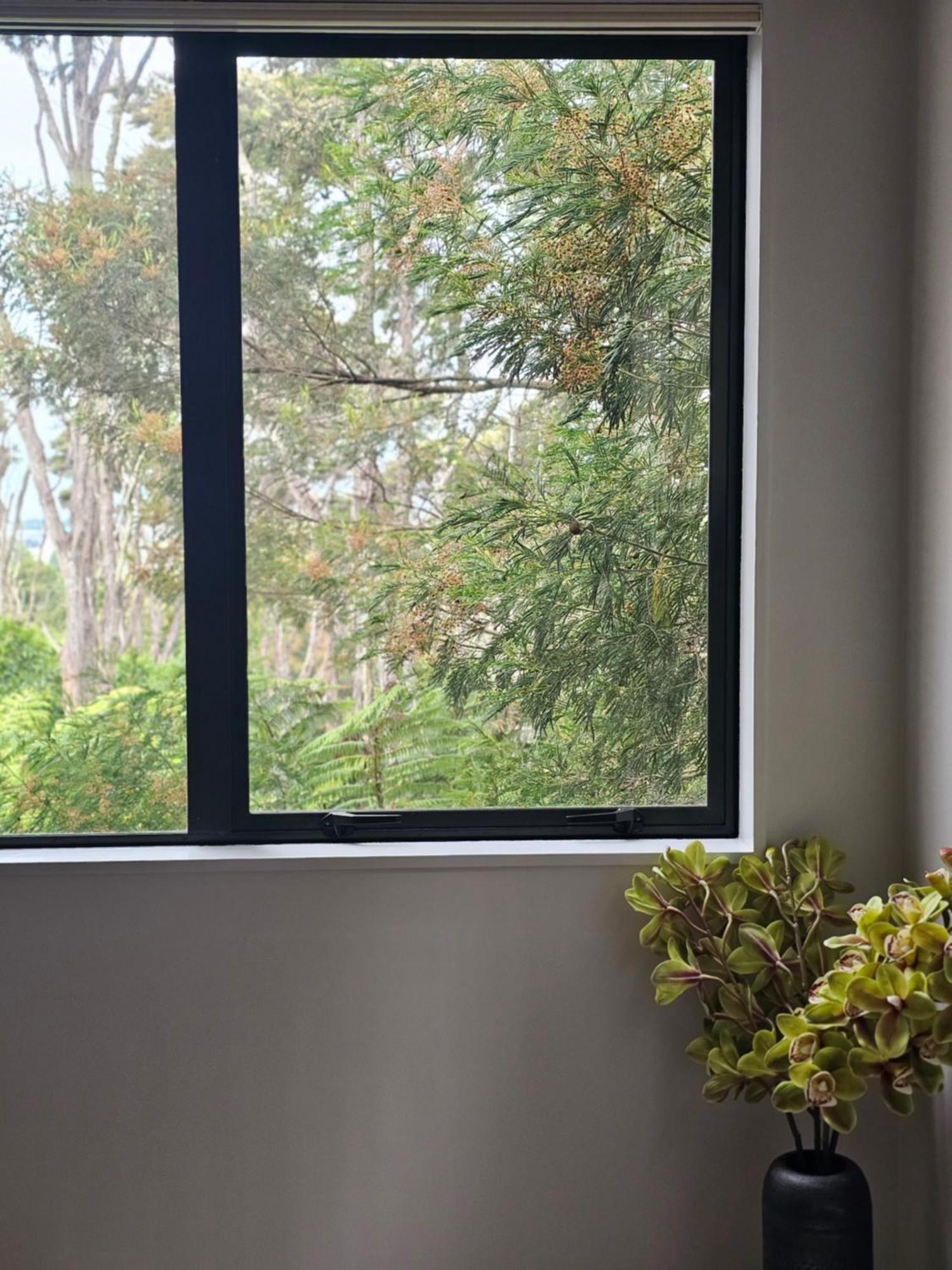 Nestled In The Woods Out West - Private Queen Bed And Bath Homestay Auckland