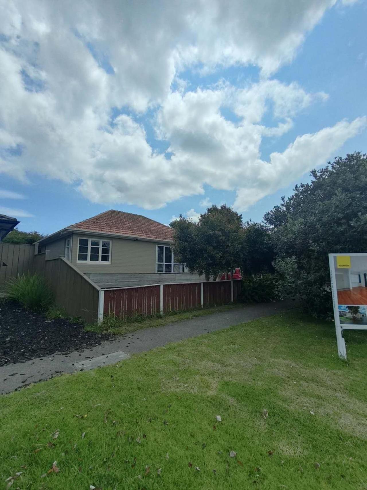 7 Beds Including 4 Double Beds, 1 Single Bed, 2 Double Sofa Beds, 8 Renton Road, Mt Albert, Holiday home