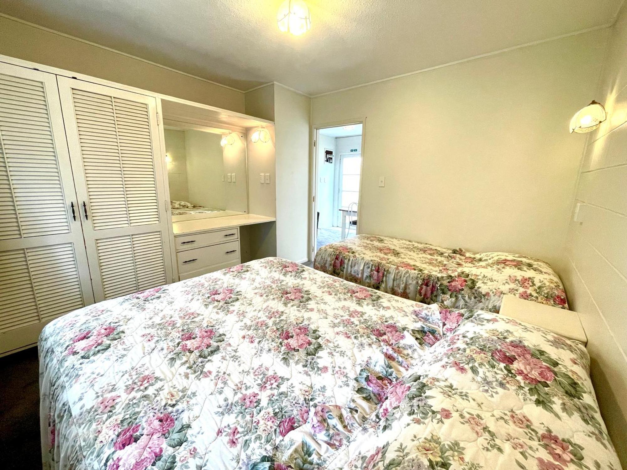 Browns Bay Olive Tree - Pet Friendly Family Hotel Auckland