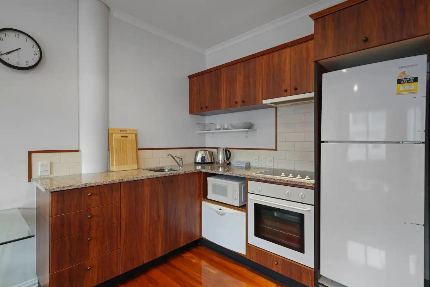1br Near Viaduct And Queen St Apartment