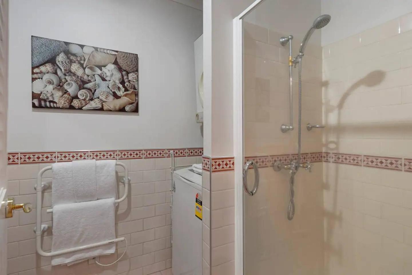 1br Near Viaduct And Queen St Apartment