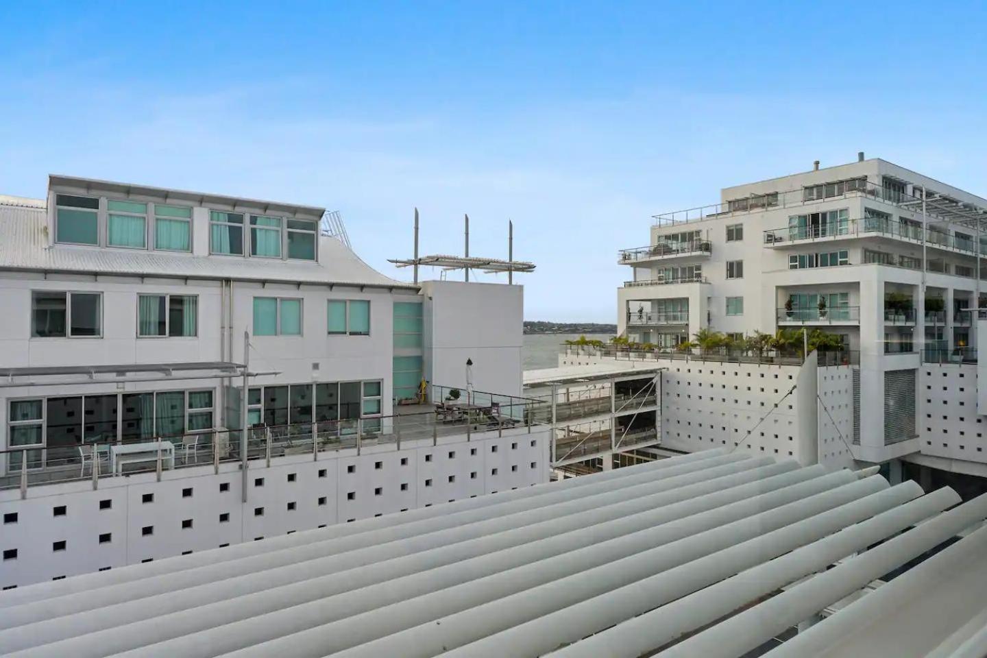 1br Near Viaduct And Queen St *