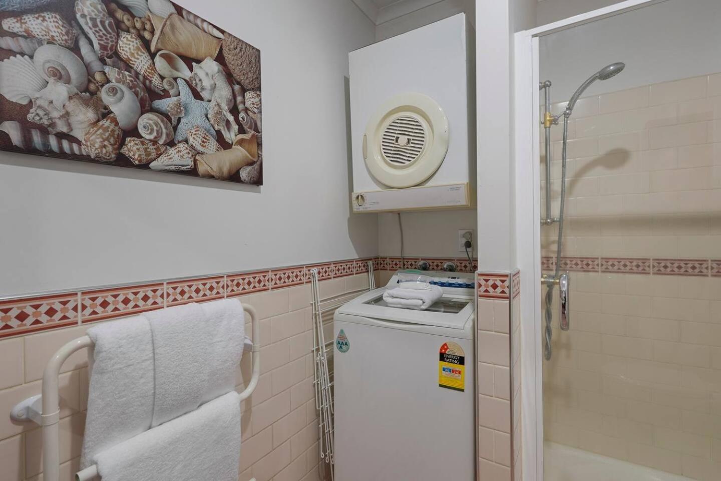 1br Near Viaduct And Queen St Apartment