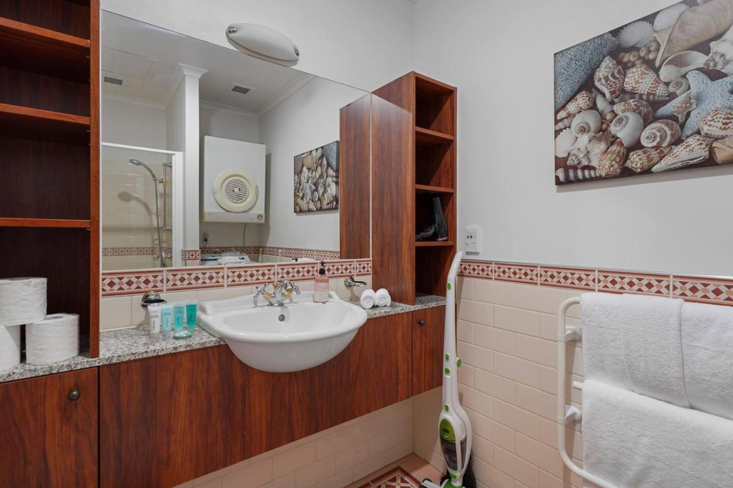 Apartment 1br Near Viaduct And Queen St