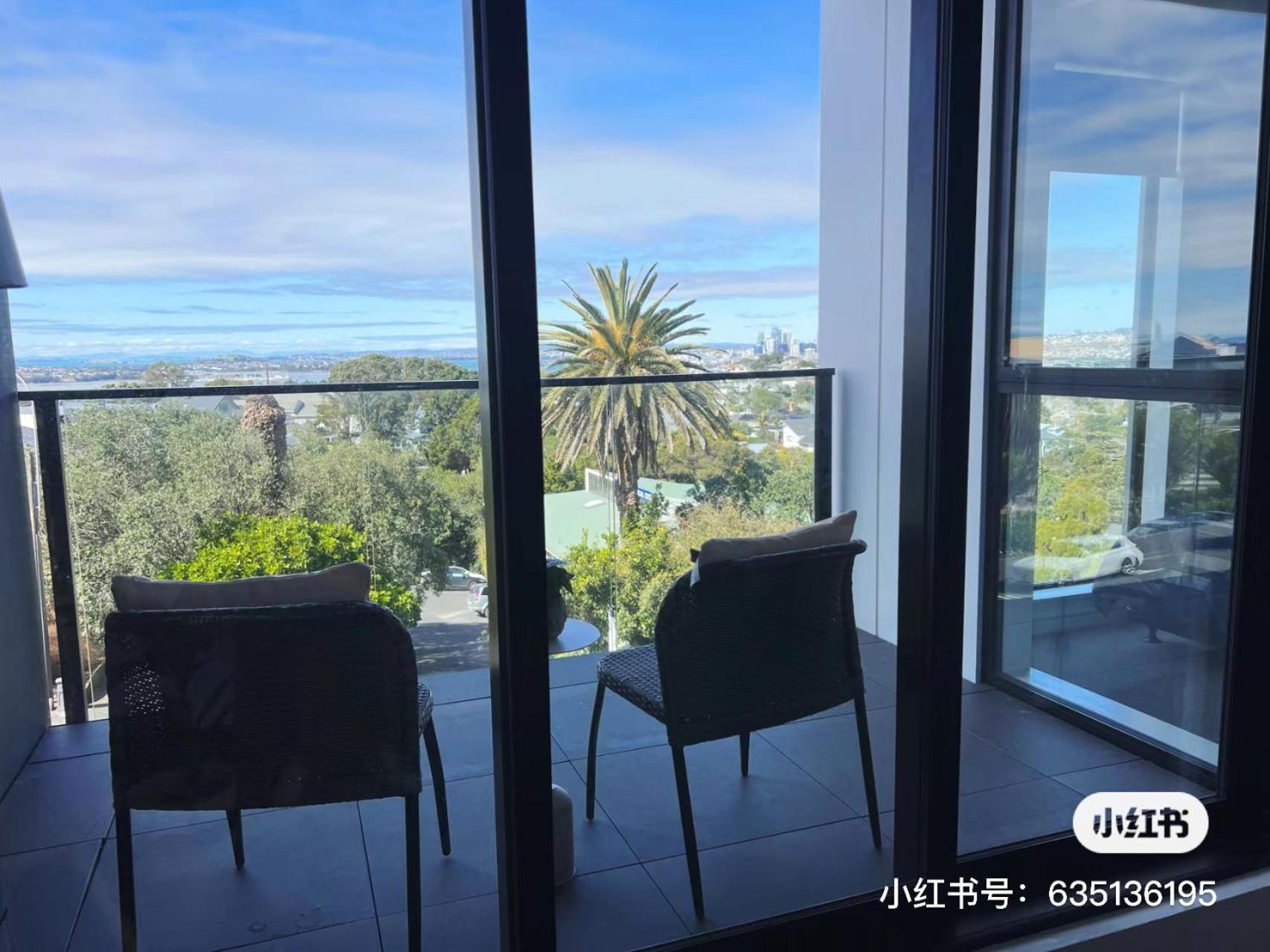 Birkenhead Apartment *
