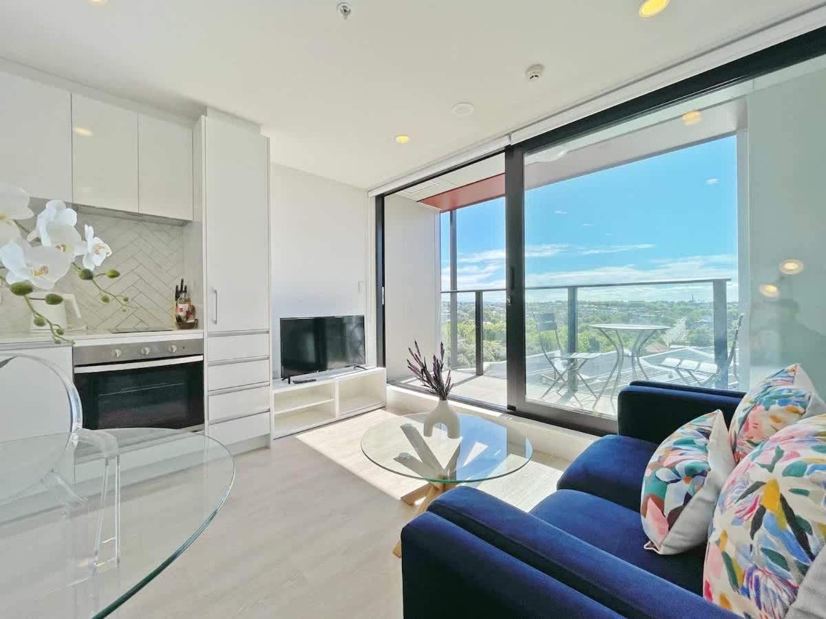 Apartment Lights Getaway - 1br Living Auckland