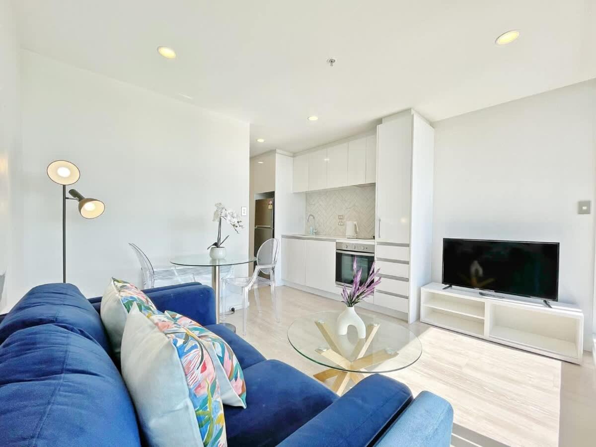 Apartment Lights Getaway - 1br Living