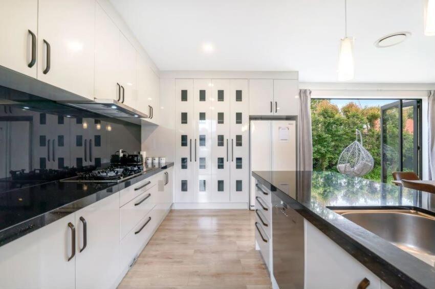 Family Spacious Takapuna Parking Netflix Villa Auckland