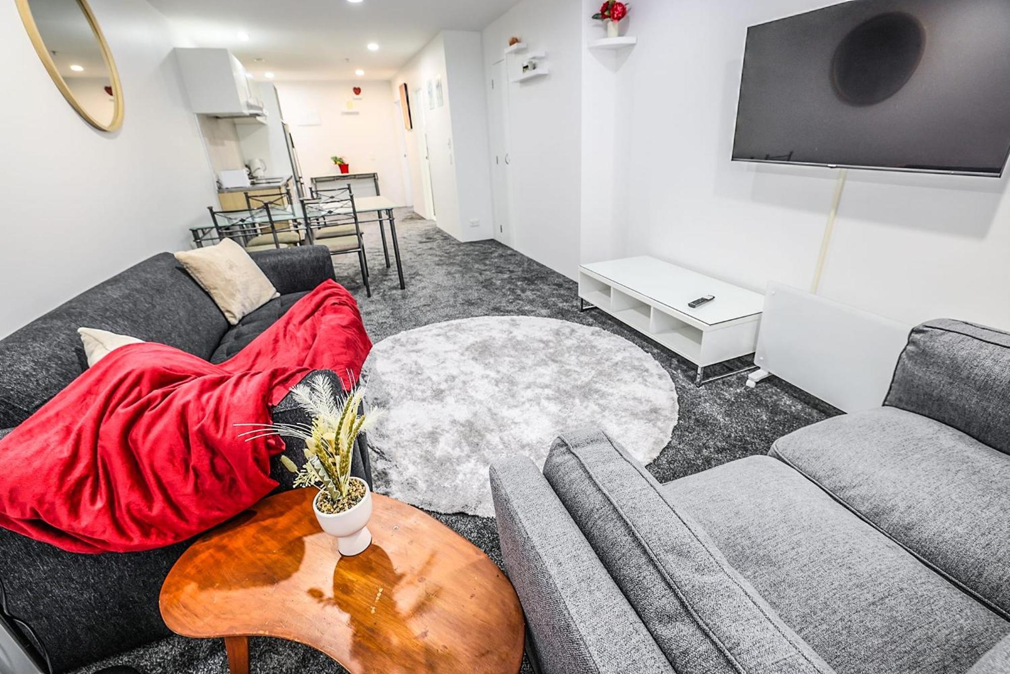 2br Newly Renovated W Free Parking Apartment