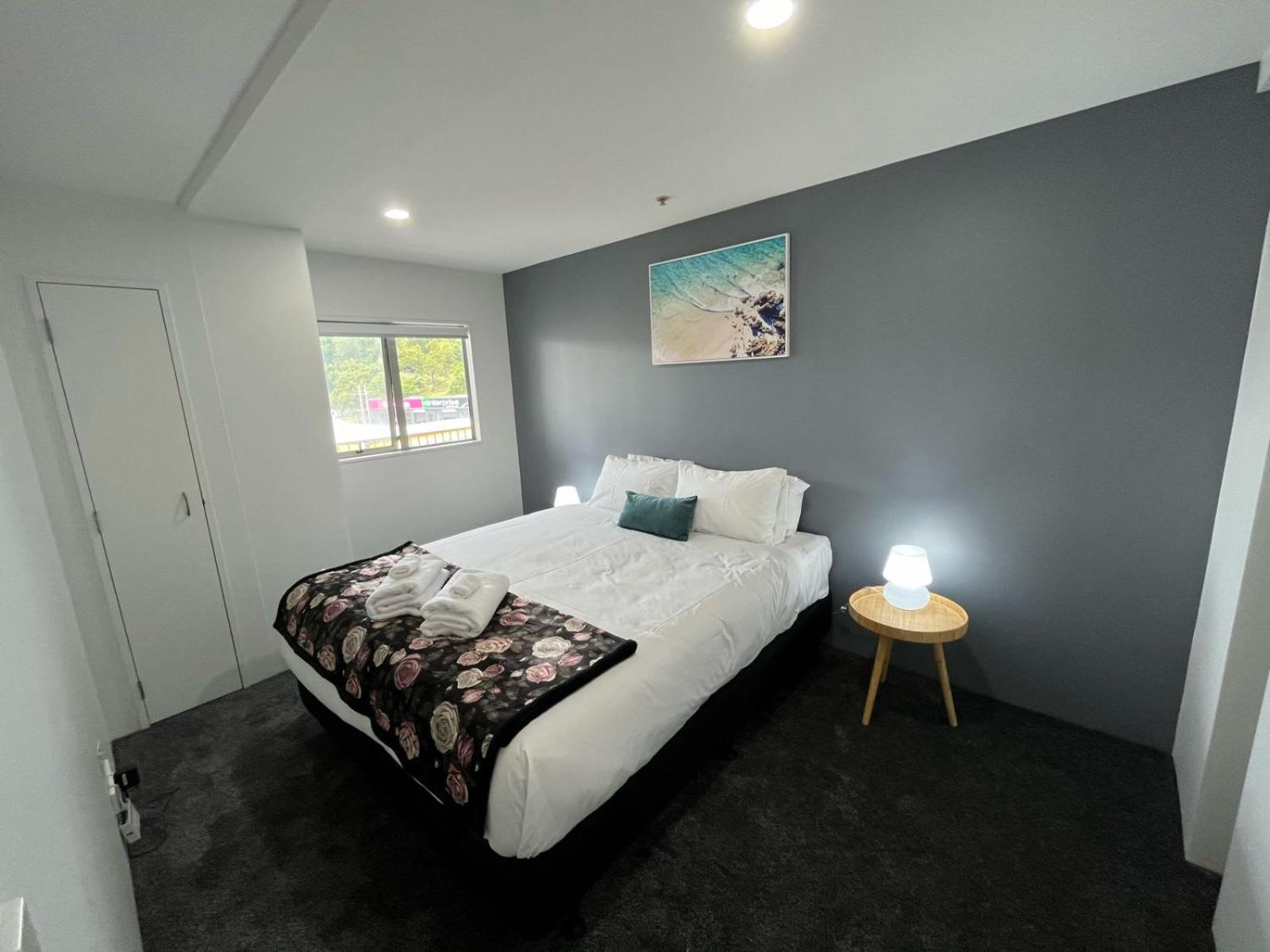 2br Newly Renovated W Free Parking Apartment *