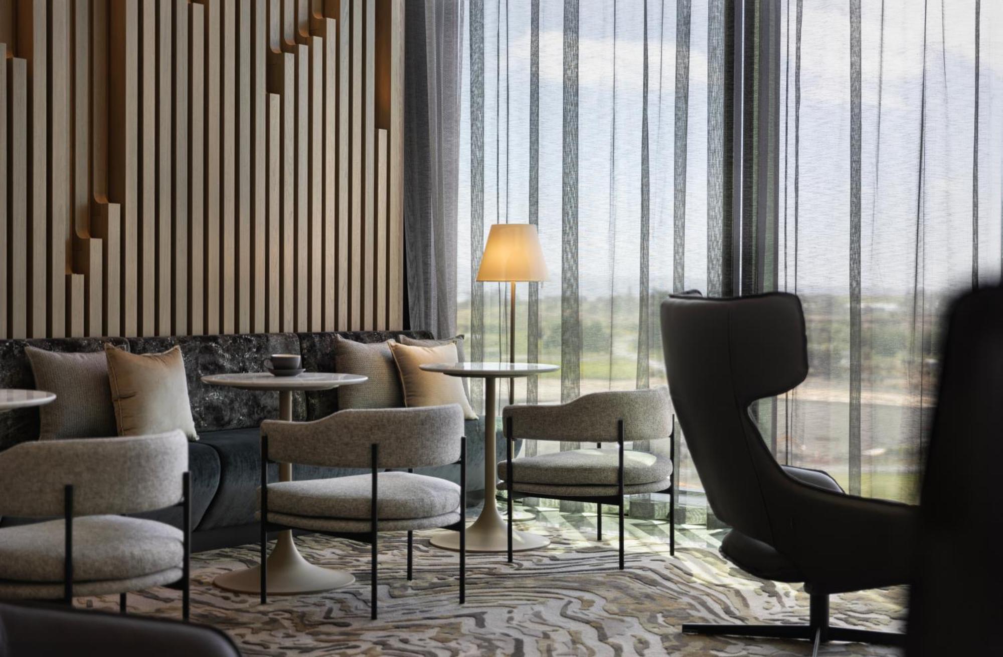 Pullman Airport 5*