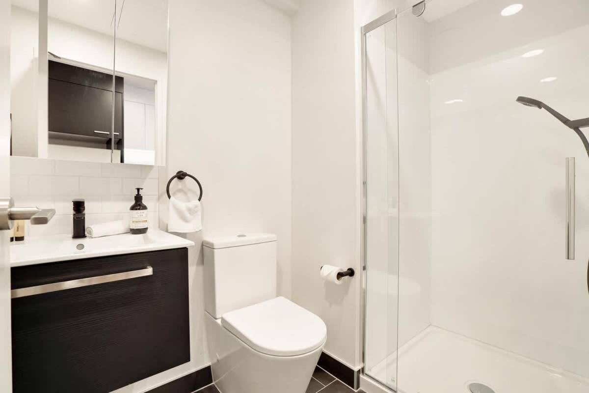 Stunning Architecturally Designed In Cbd - Pool Gym Sauna Apartment Auckland