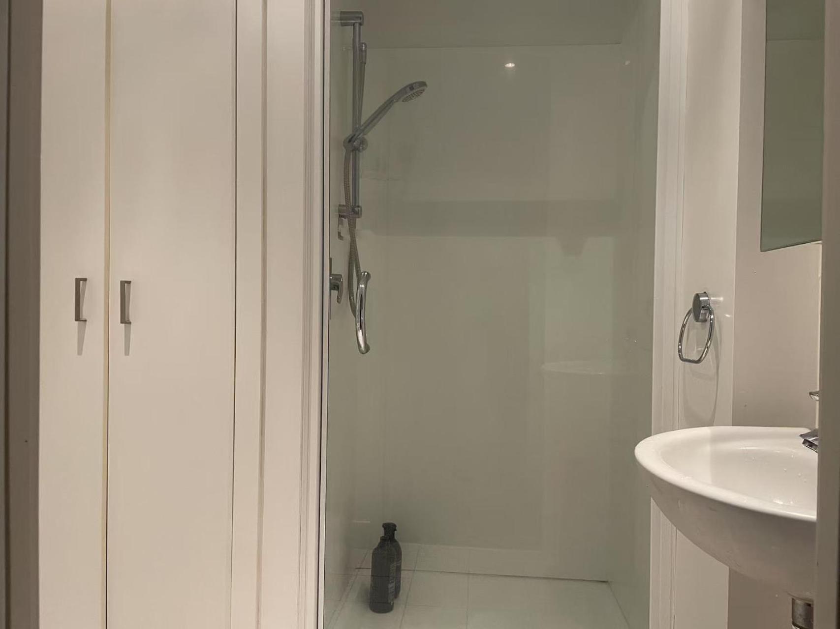 Aura B Two Bedrooms, 1 Living Wi-fi Skytower And Street View, Balcony , Easy Parking Apartment