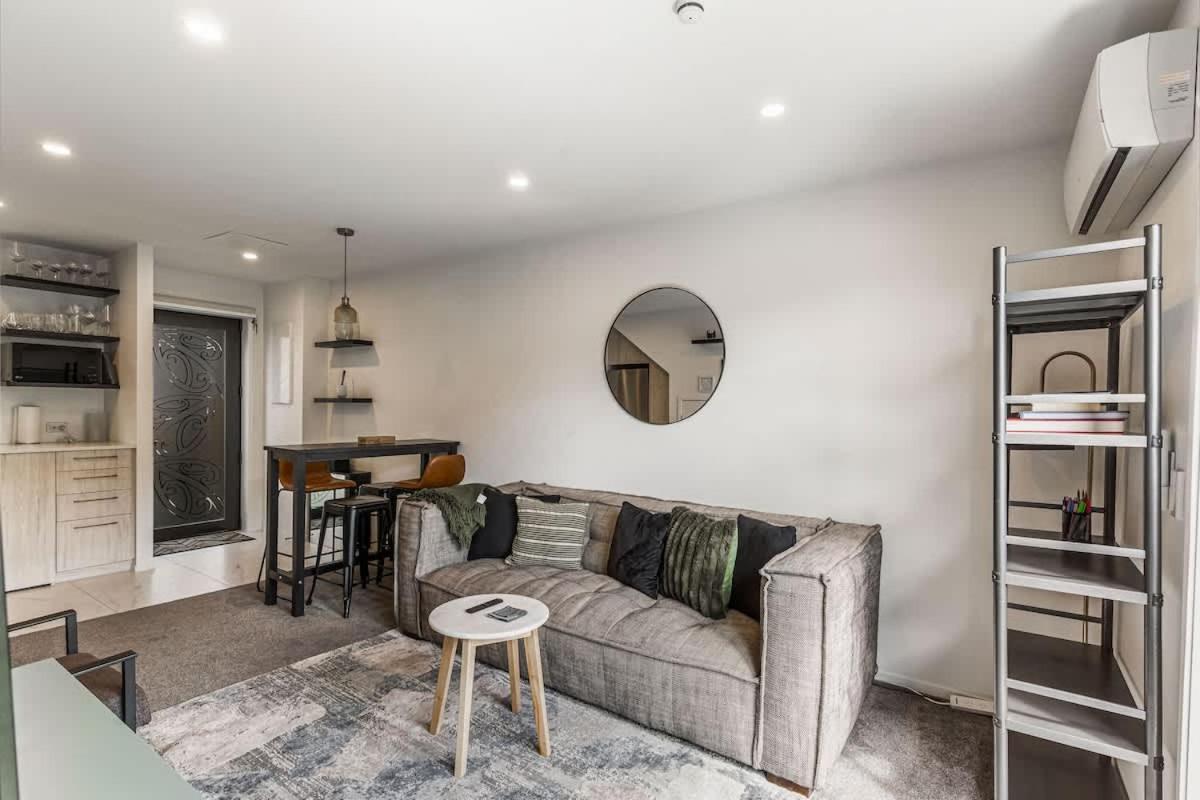 Modern 2br Townhouse Close To Aucklands Holiday home Auckland