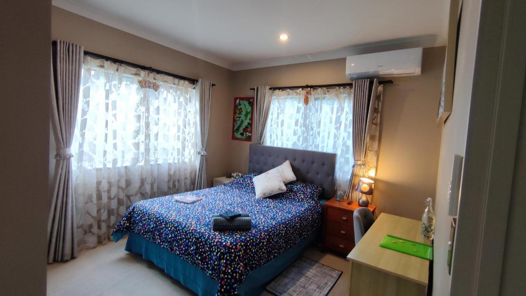 Guest house Monique's Queen Rm Aircon Tv