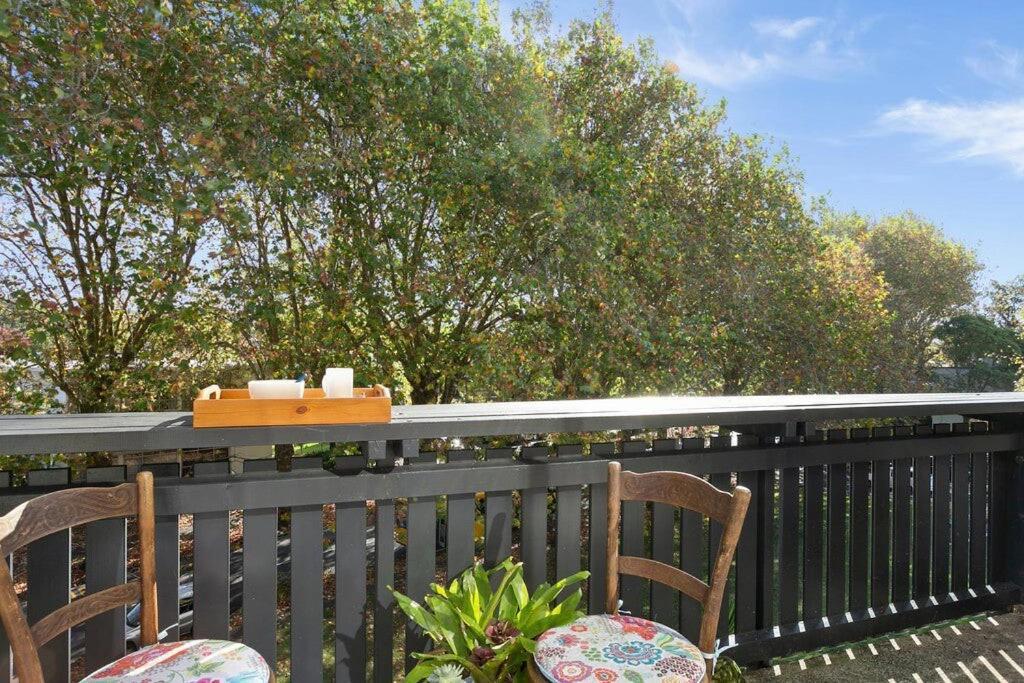 Sunny Fringe Townhouse With Private Parking Apartment Auckland