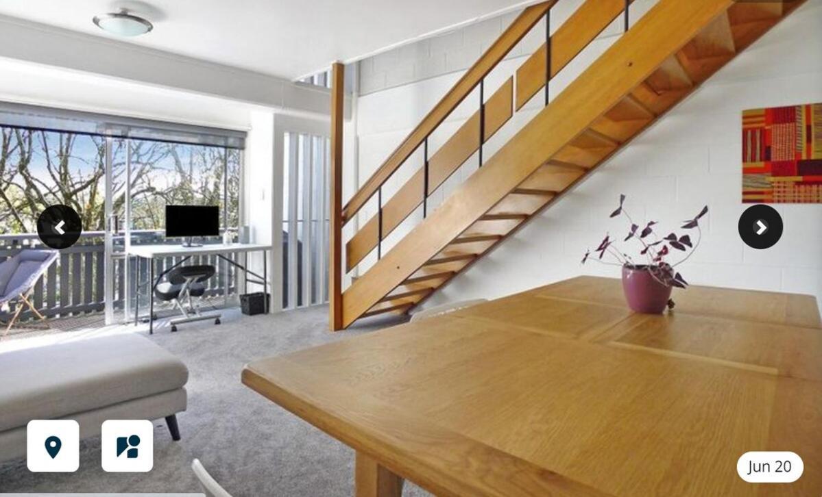 Sunny Fringe Townhouse With Private Parking Auckland
