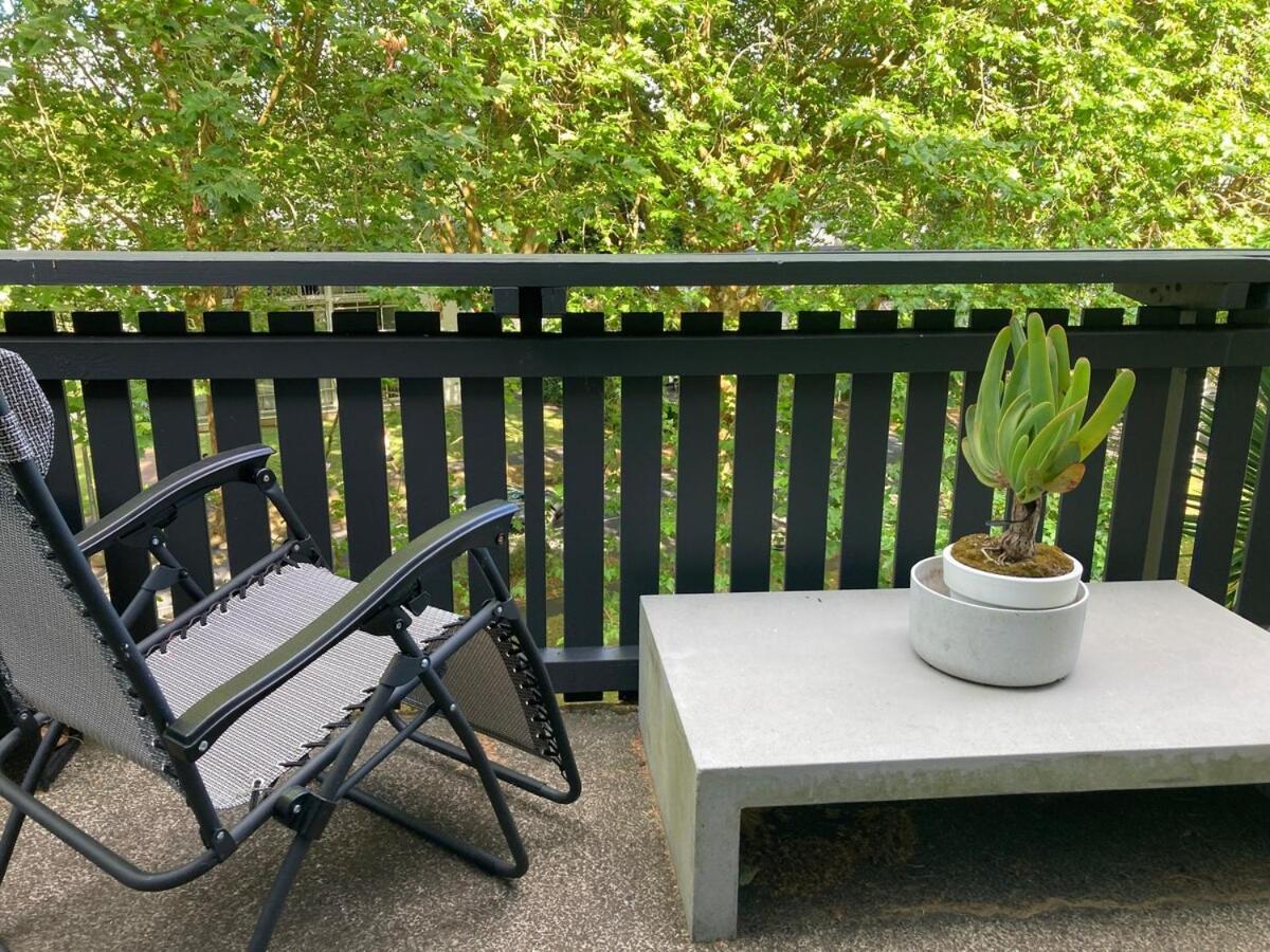 Sunny Fringe Townhouse With Private Parking Apartment Auckland