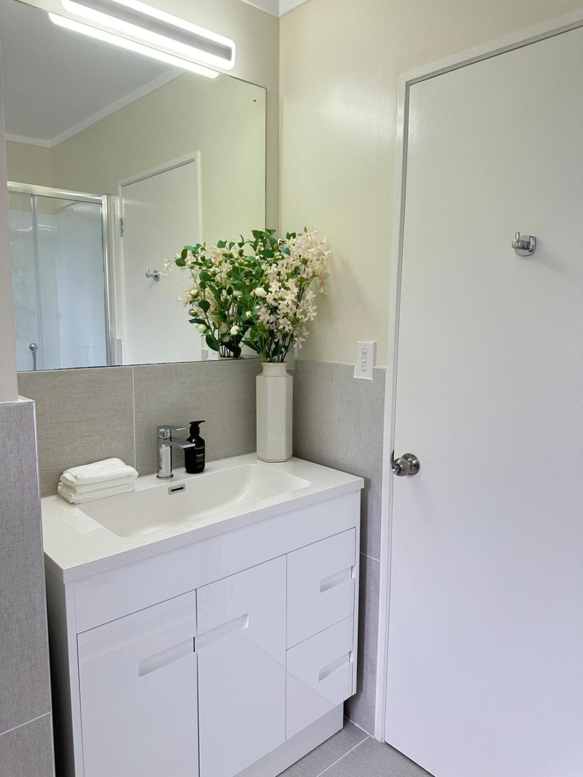 A Away From - Bucklands Luxury 3-bedroom Garden Villa *