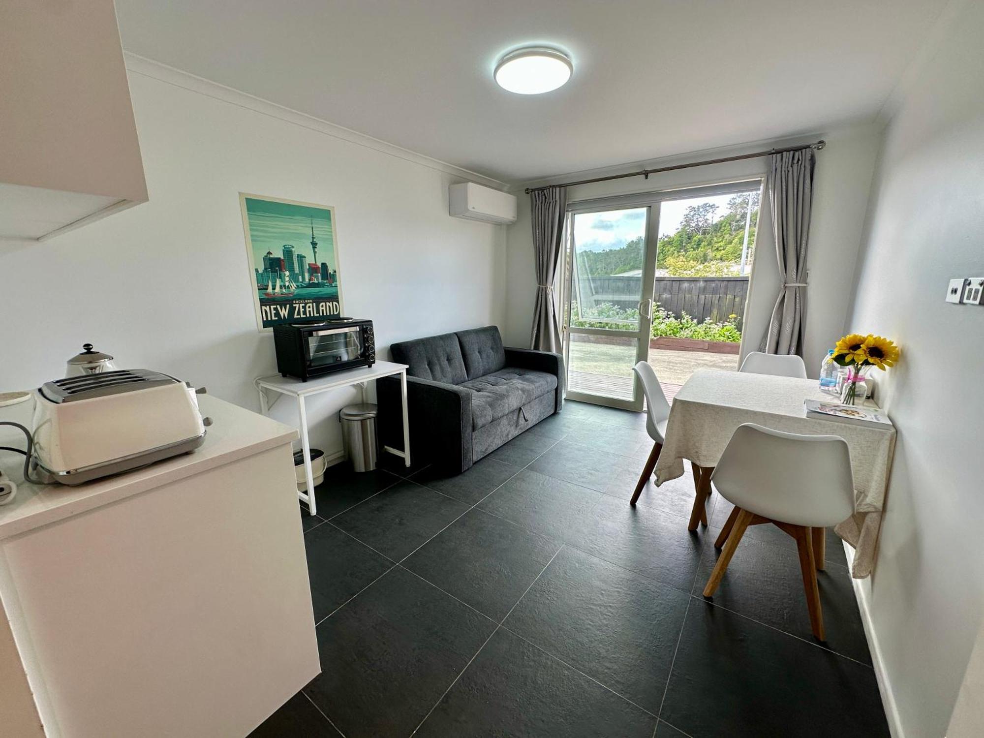 Modern Private Deluxe Master California Bed And Bathtub Holiday home Auckland