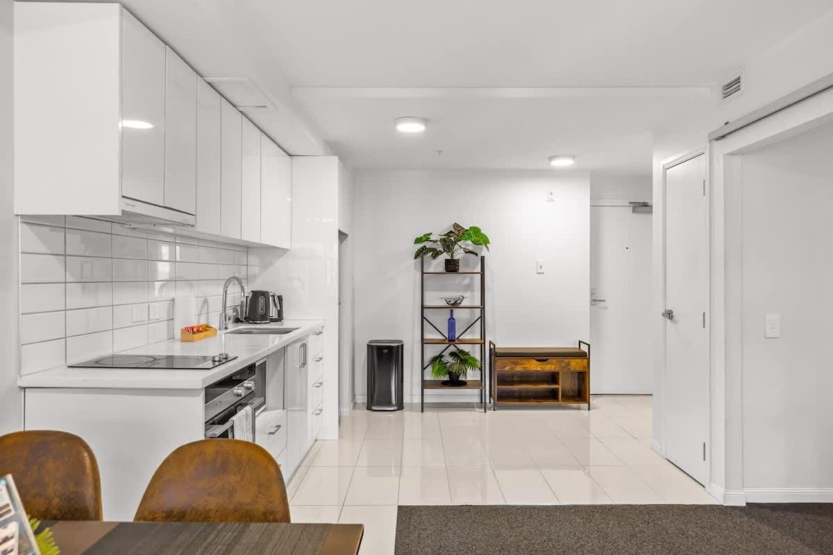 2br With Balcony & Parking In Prime Spot Auckland