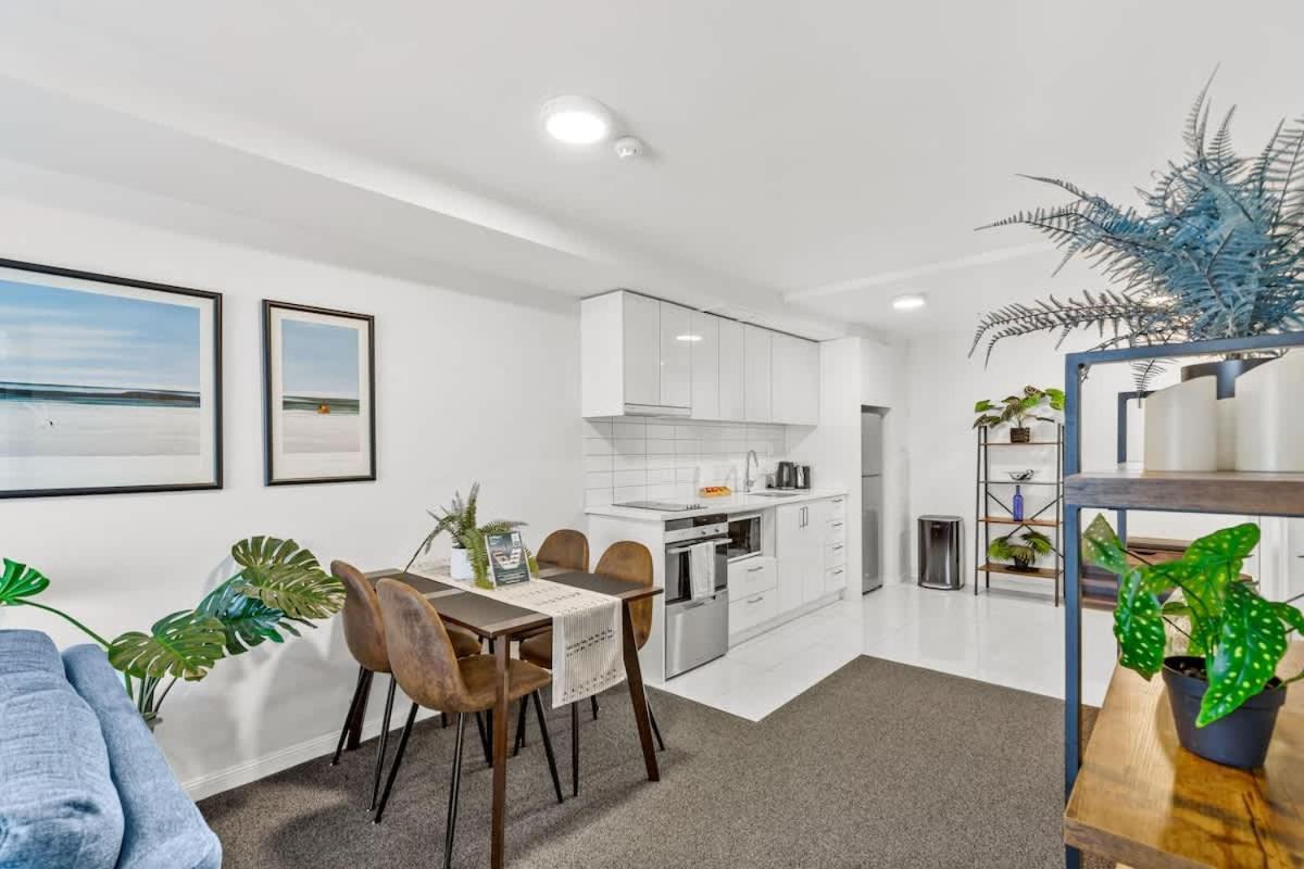 Apartment 2br With Balcony & Parking In Prime Spot