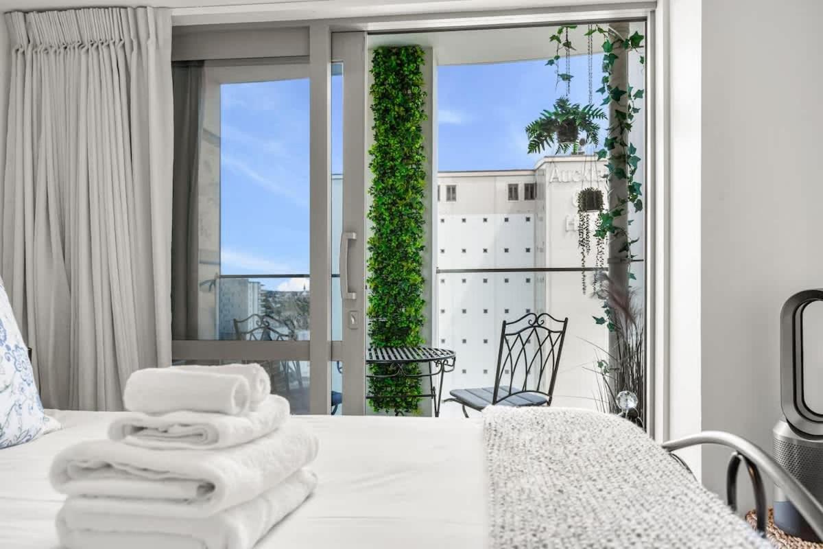 2br With Balcony & Parking In Prime Spot Apartment