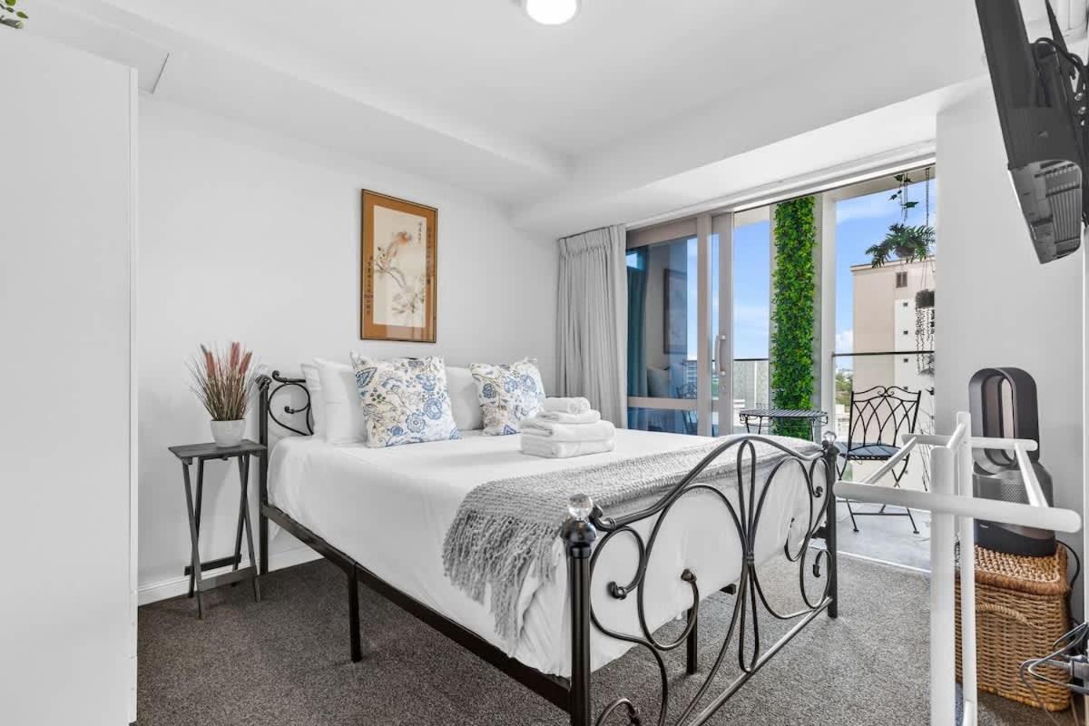 2br With Balcony & Parking In Prime Spot Apartment *