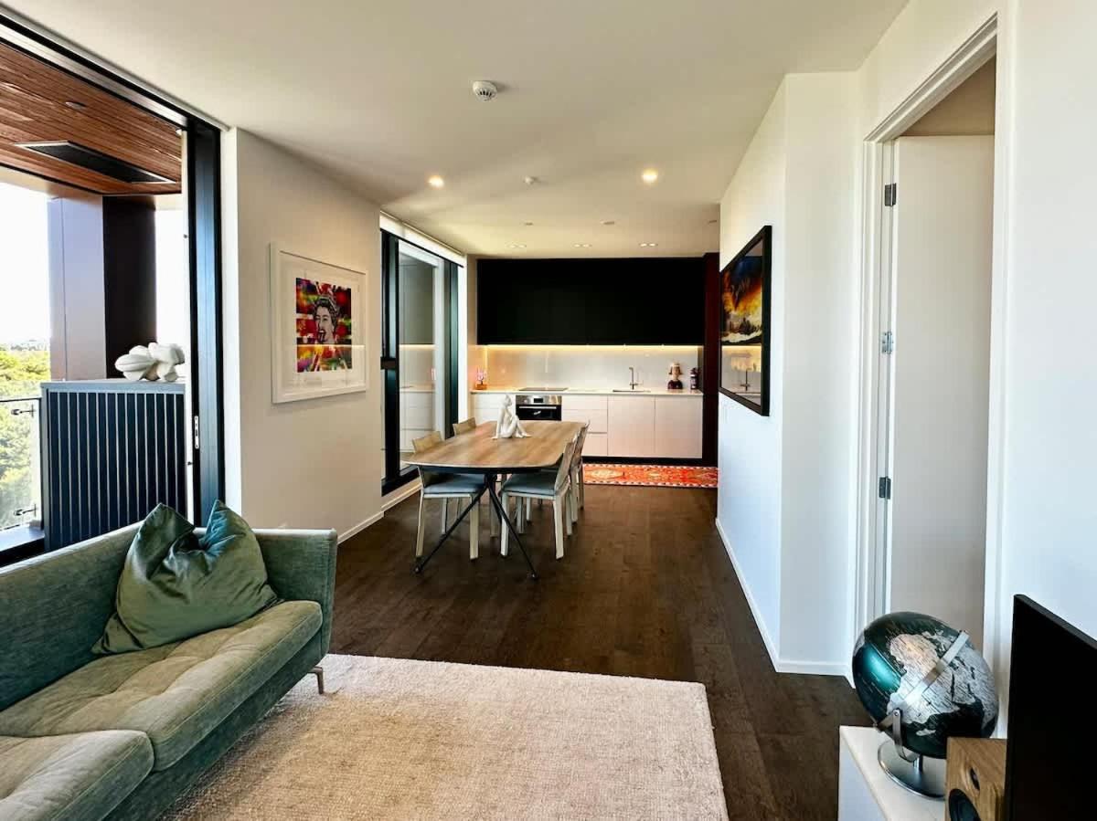 1br With Balcony Free Parking & Close To Ferry *