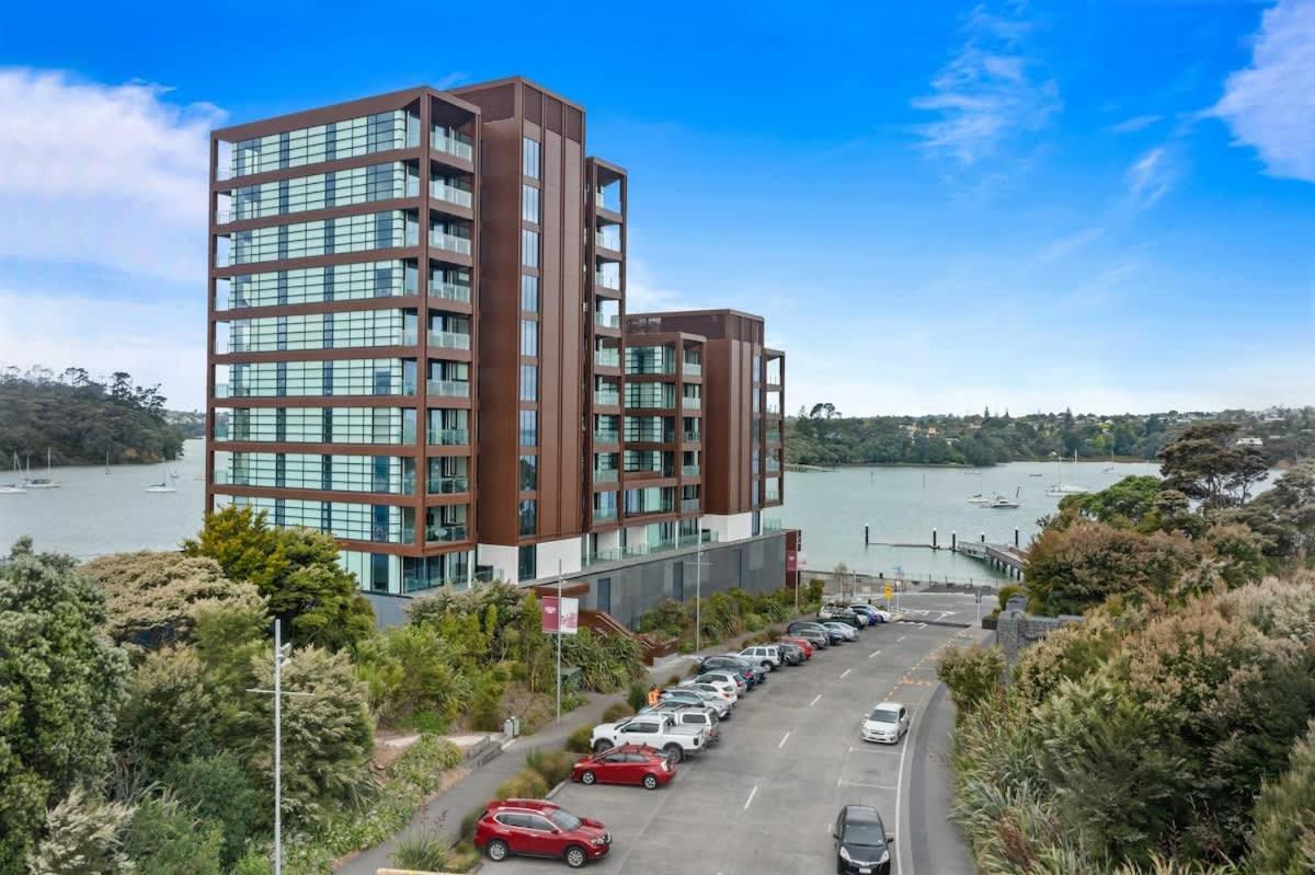 1br With Balcony Free Parking & Close To Ferry *