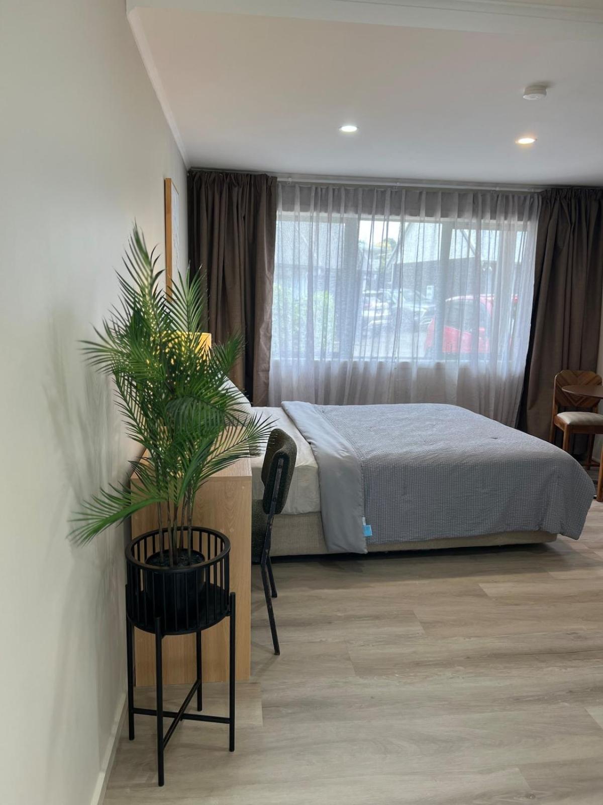 Cozy Ensuite With Amenities & Private Entrance Apartment