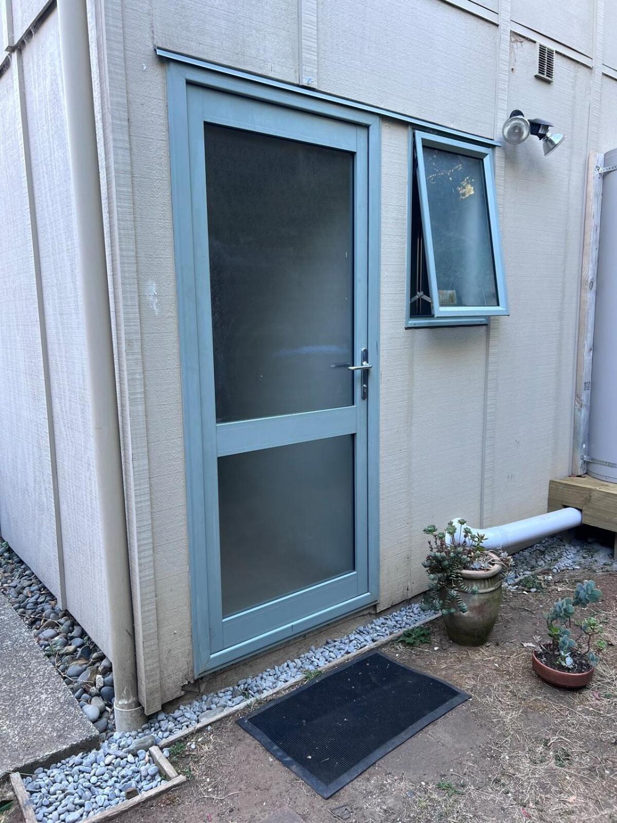Cozy Ensuite With Amenities & Private Entrance Apartment *