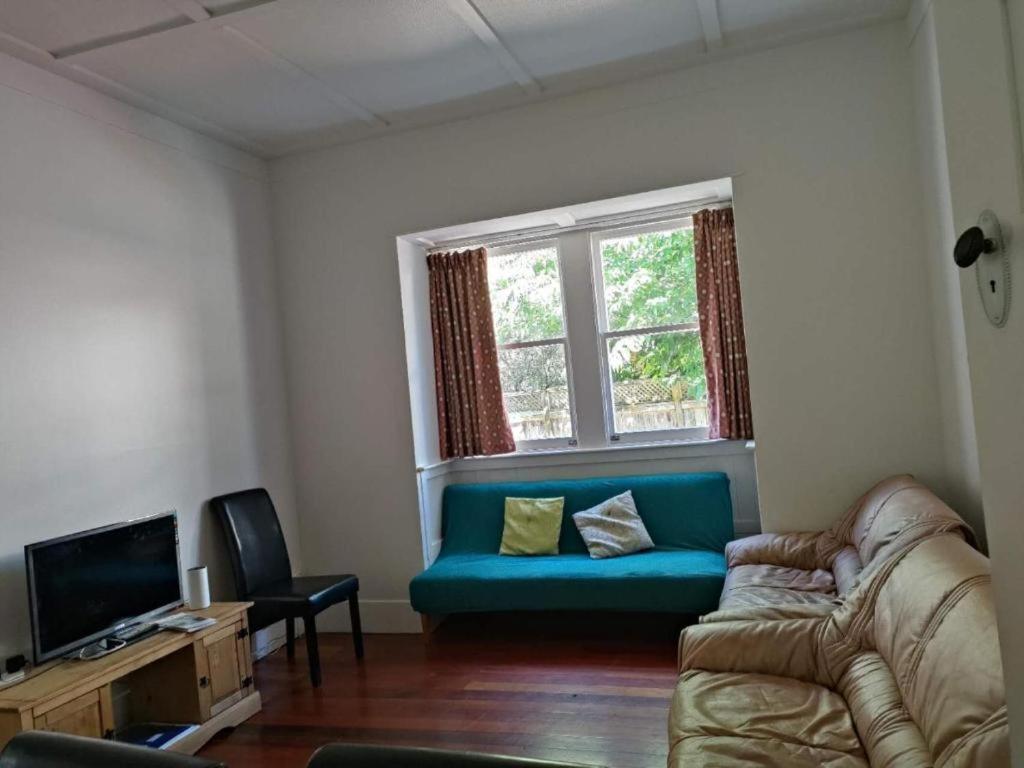 5 Bedroom House A With 13 Beds Including 6 Double Beds, 2 Single Beds, And 5 Sofa Beds Holiday home