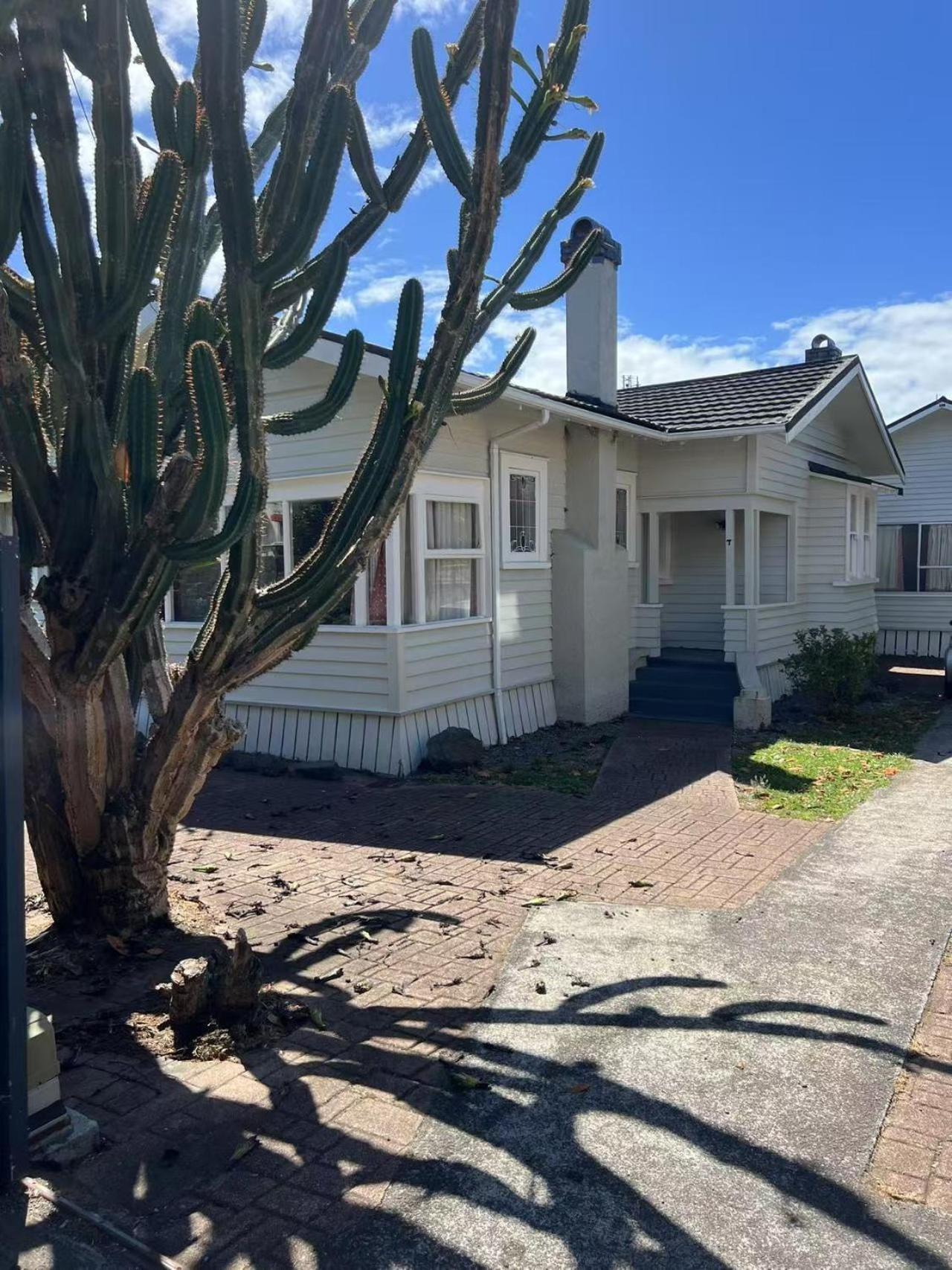 5 Bedroom House A With 13 Beds Including 6 Double Beds, 2 Single Beds, And 5 Sofa Beds *