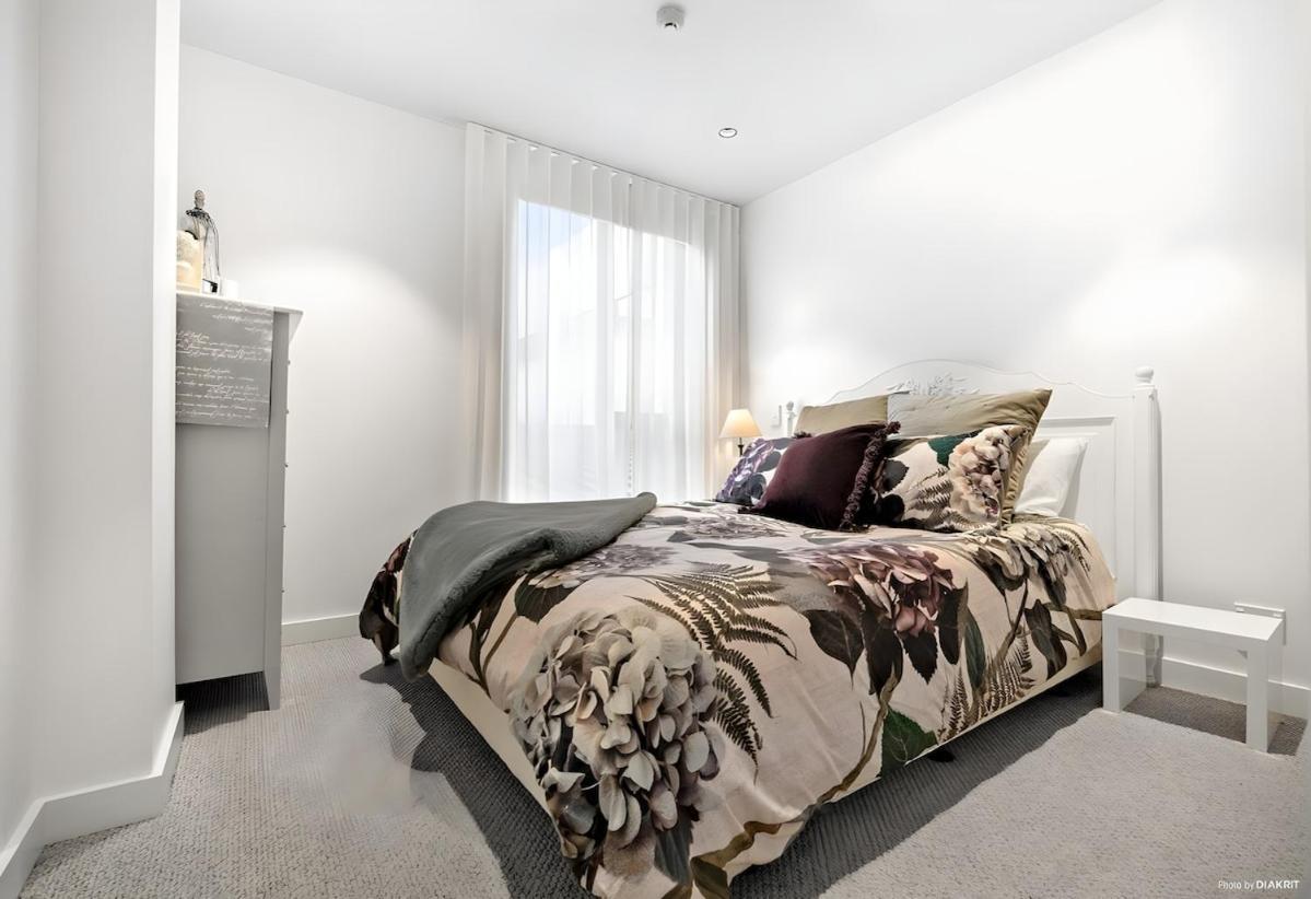 Upscale Abode In Prime Location - Free Parking Apartment *