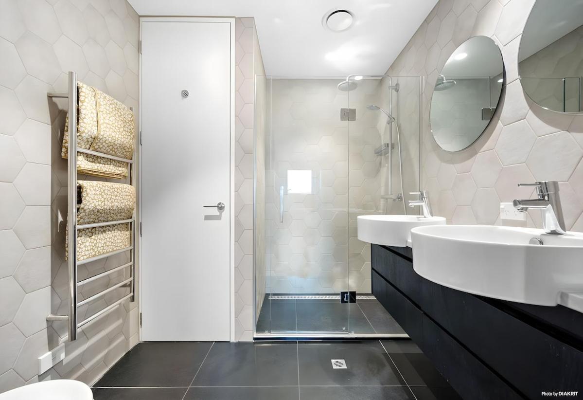 Upscale Abode In Prime Location - Free Parking *