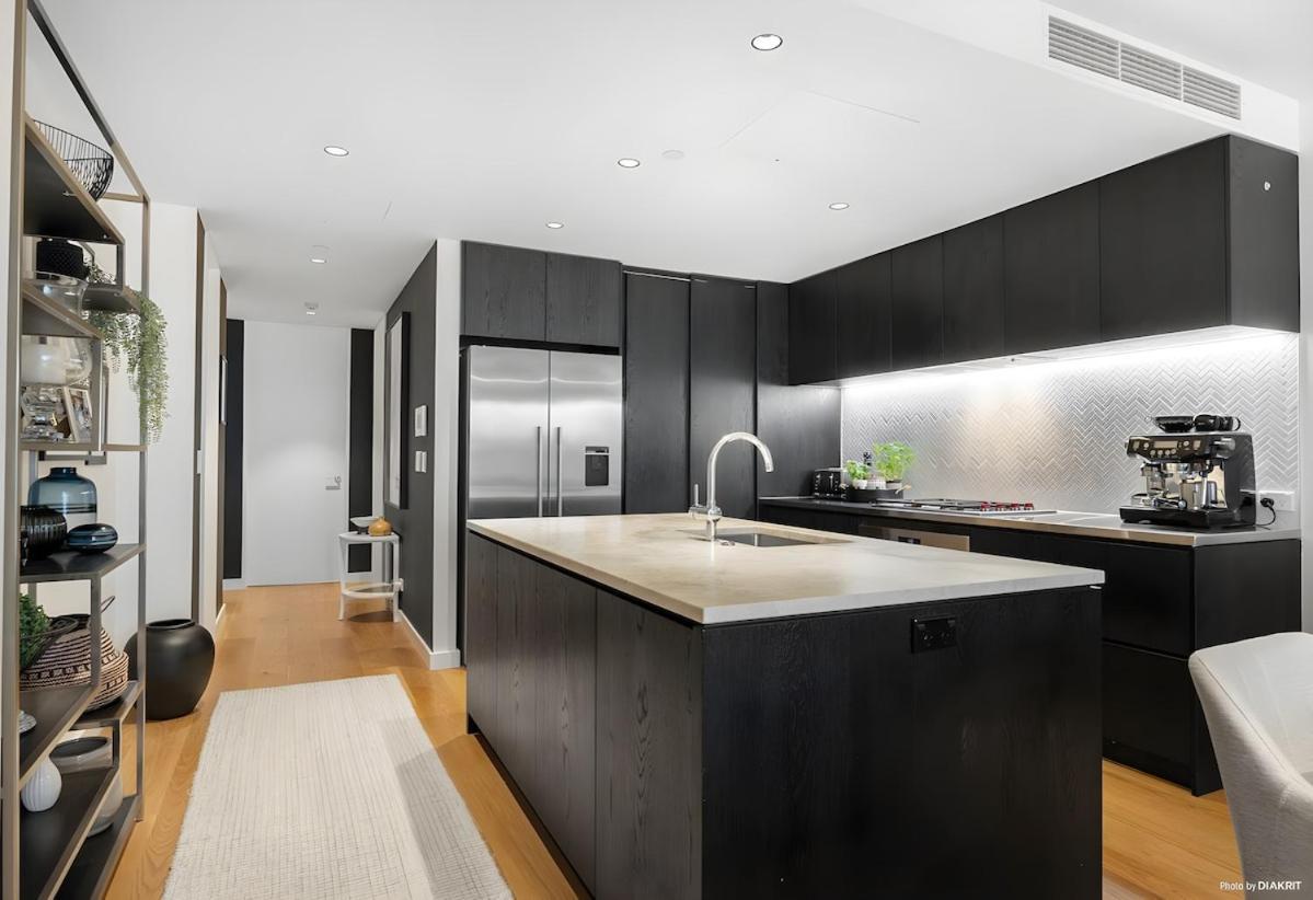 Upscale Abode In Prime Location - Free Parking *