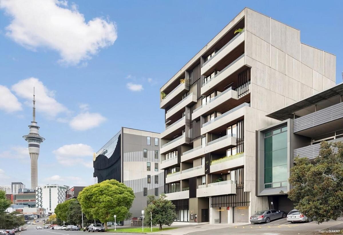 Upscale Abode In Prime Location - Free Parking *