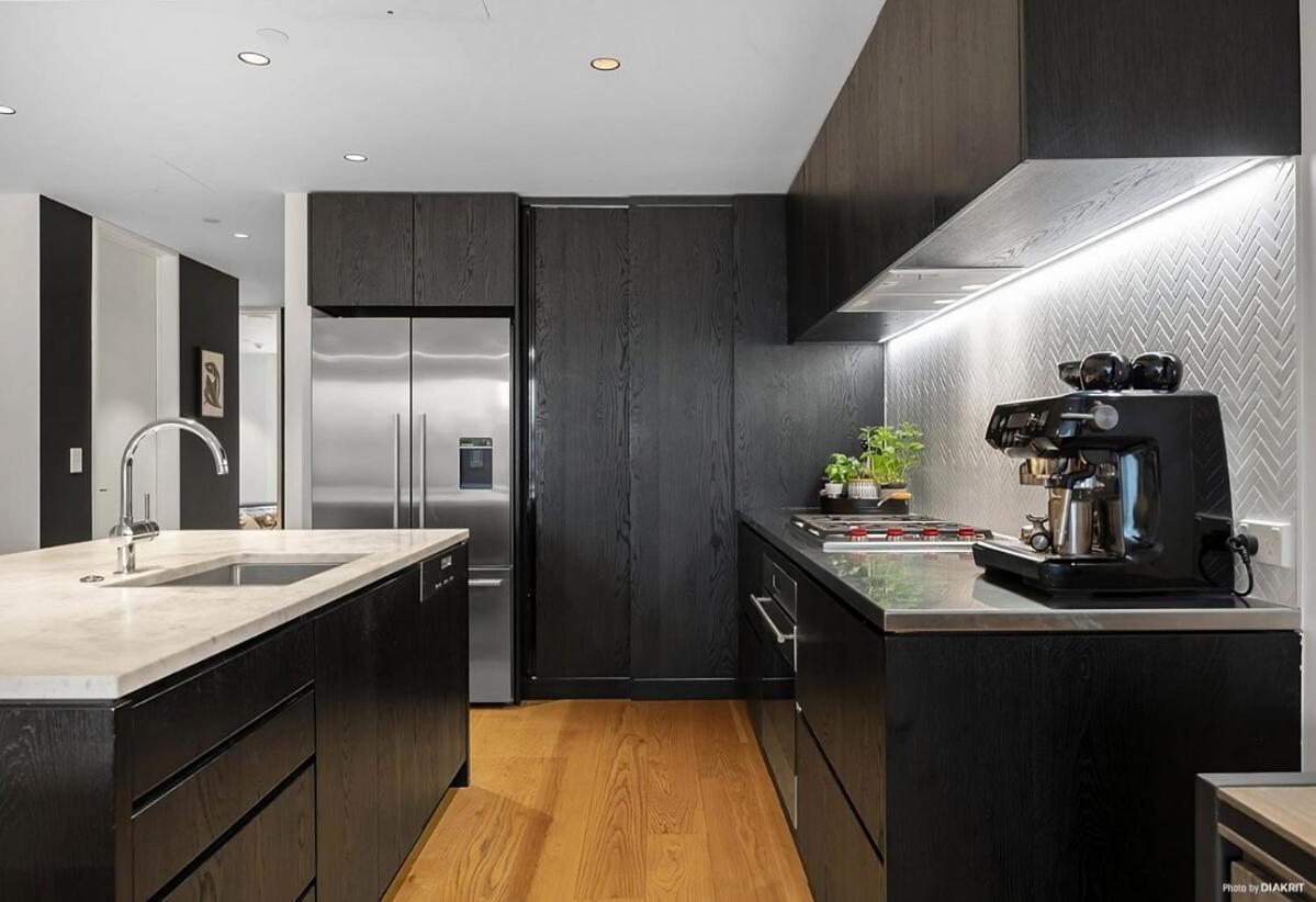 Upscale Abode In Prime Location - Free Parking Apartment