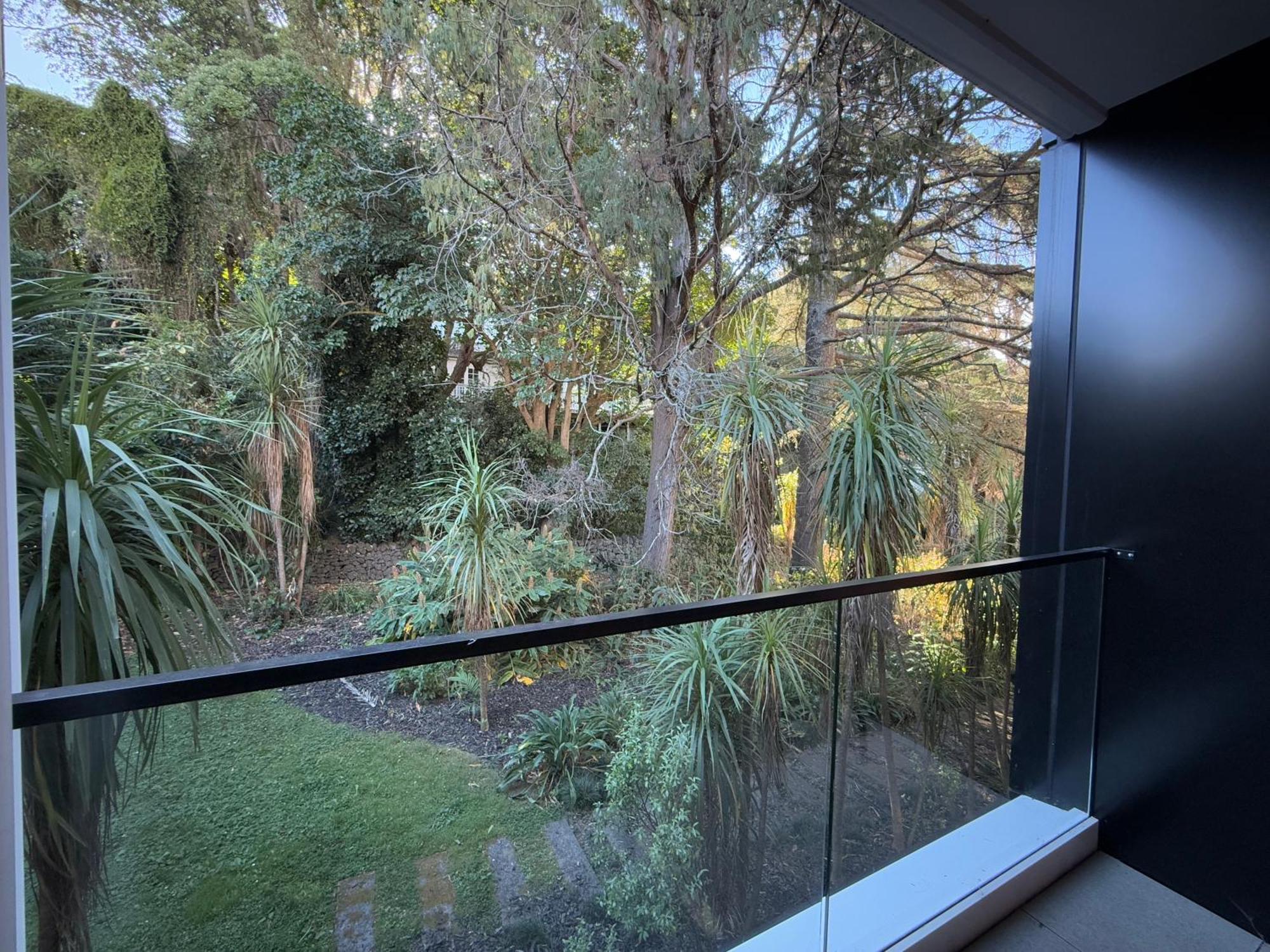 Epsom Retreat 2b With Balcony Free Parking Auckland