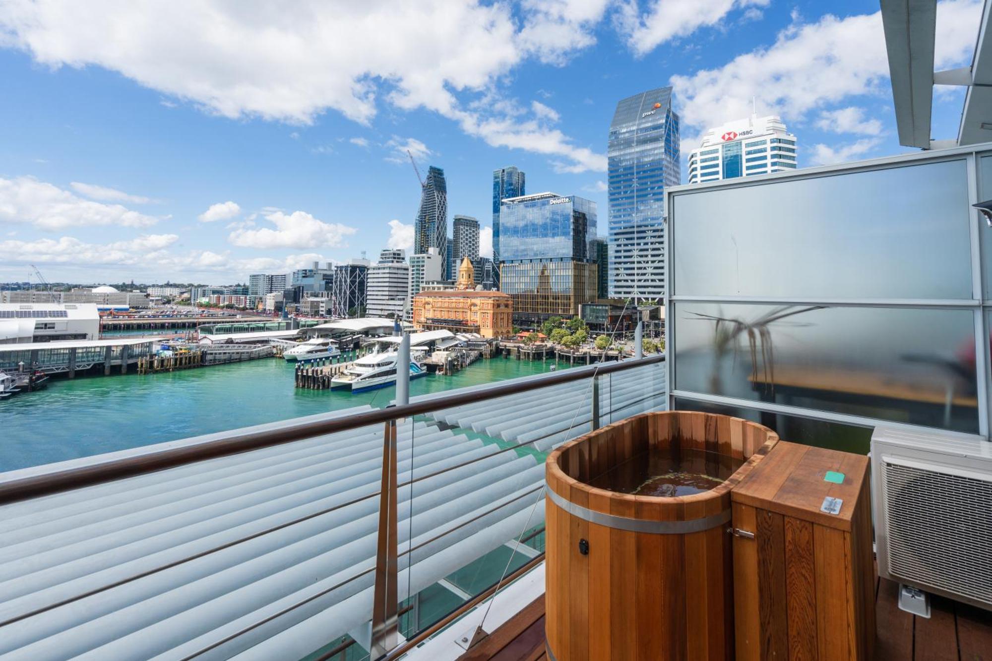 Penthouse With Stunning Harbour Views Apartment