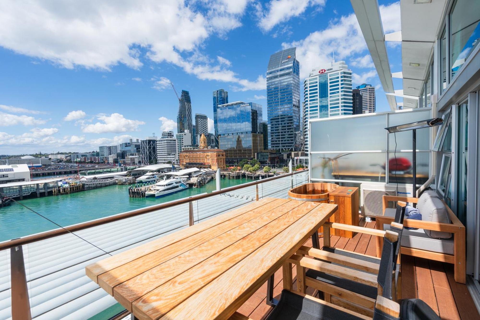Penthouse With Stunning Harbour Views Apartment *